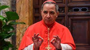 La carrera hacia el cónclave empieza con una derrota para los ultras: el cardenal Becciu da un paso al costado -- Natalia Chientaroli / Jesús Bastante