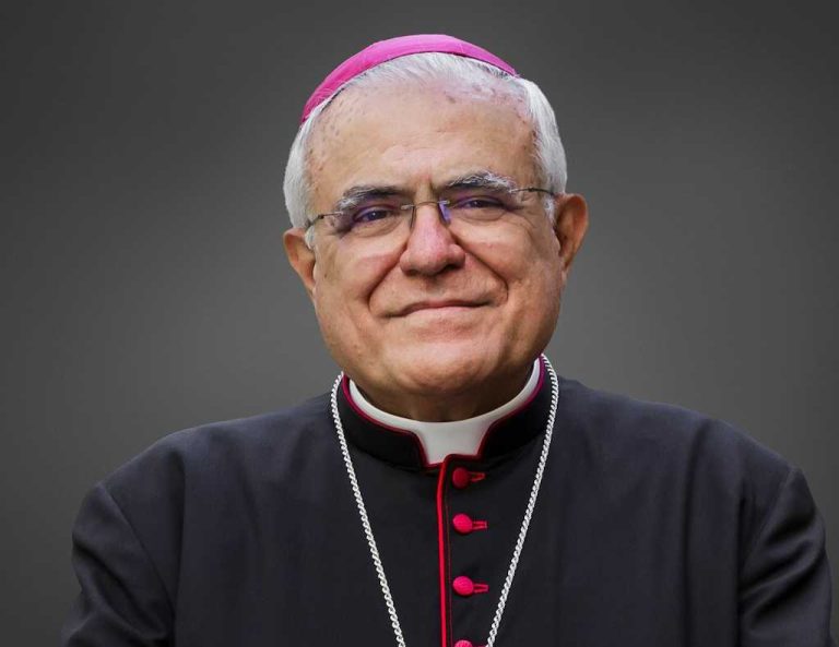 Años de visitas del obispo de Córdoba a colegios públicos colman la paciencia de asociaciones laicistas y sindicatos -- Raúl Bocanegra