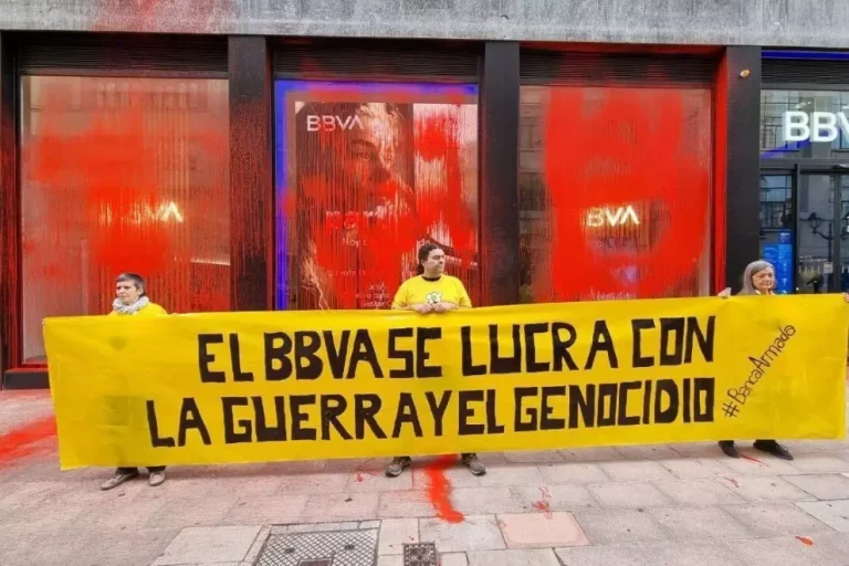 Activistas denuncian en Junta de accionistas del BBVA sus vínculos con empresas que venden armas a Israel -- Centre Delas d Estudis per a la Pau