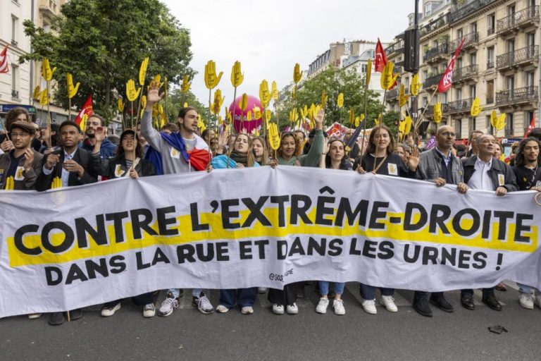 Decenas de miles de franceses salen a las calles contra la extrema derecha