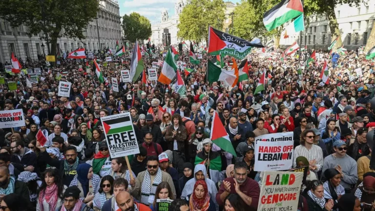 Alto el genocidio: así te hemos contado en directo la manifestación en Madrid por Palestina