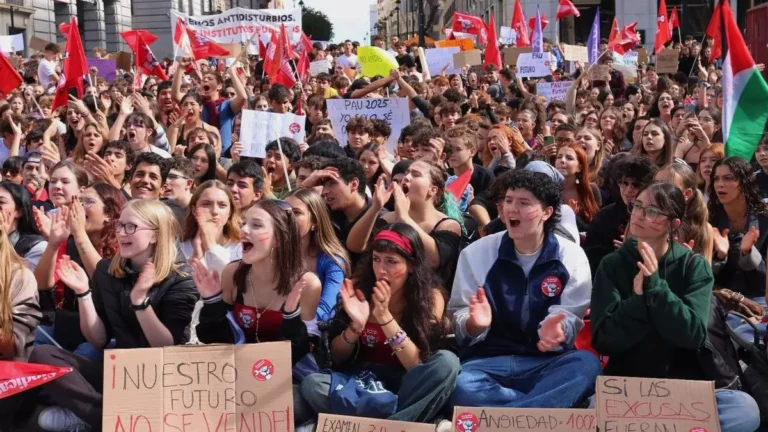 Los estudiantes exigen en las calles conocer ya la nueva Selectividad: ?Estamos dando las materias a ciegas??