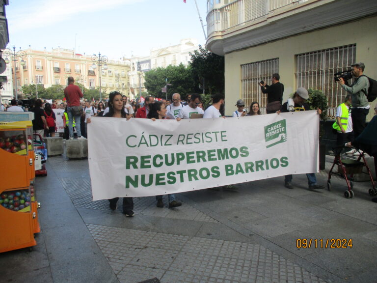 Miles de personas exigen en Andalucía viviendas para la gente: «Menos Airbnb, más corral de vecinos» -- Raúl Bocanegra