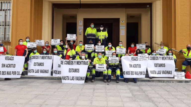 La brecha de las limpiadoras de los astilleros de Cádiz que ganan 500 euros menos que los limpiadores: «Es humillante» -- Santiago F. Reviejo