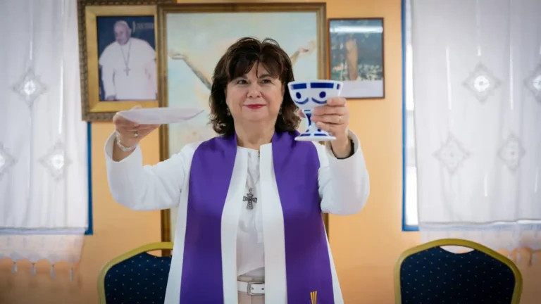 El día 24, a las 16 h, en algún lugar no desvelado de Compostela Christina Moreira será ordenada obispa de la Iglesia católica el 24 de junio en Compostela -- José Manuel Vidal