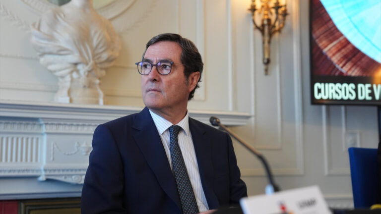 La CEOE calla sobre la propuesta de Vox de deportación masiva de migrantes