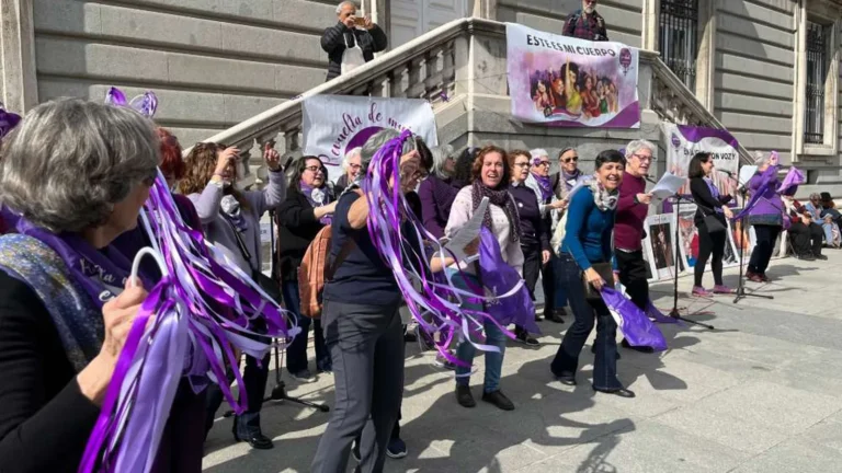 La Revuelta de Mujeres en la Iglesia de Madrid se moviliza frente a la Catedral de la Almudena bajo el lema “Este es mi cuerpo”