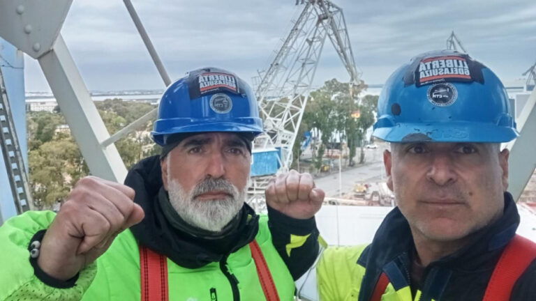 Un Primero de Mayo tras casi un mes de encierro en una grúa de Navantia: «Nuestro delito es hacer sindicalismo» -- Santiago F. Reviejo
