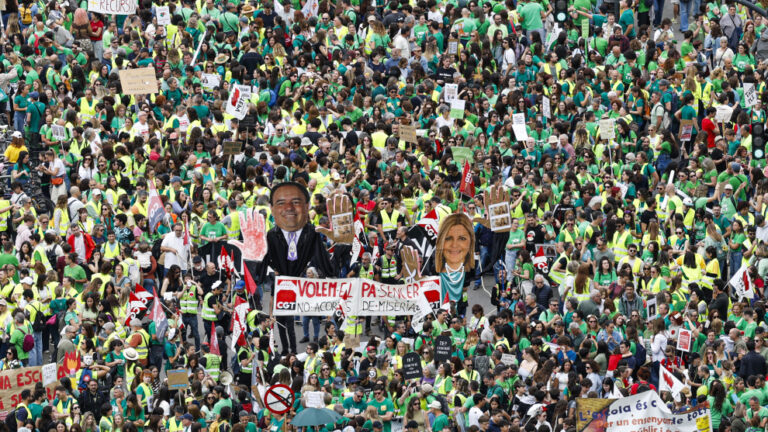 Profesores y estudiantes marchan en València en una manifestación multitudinaria e «histórica» en defensa de la educación pública