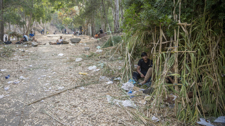 Sin comida, agua ni techo: así sobreviven miles de migrantes en Ceuta en plena crisis humanitaria -- Laura Anido
