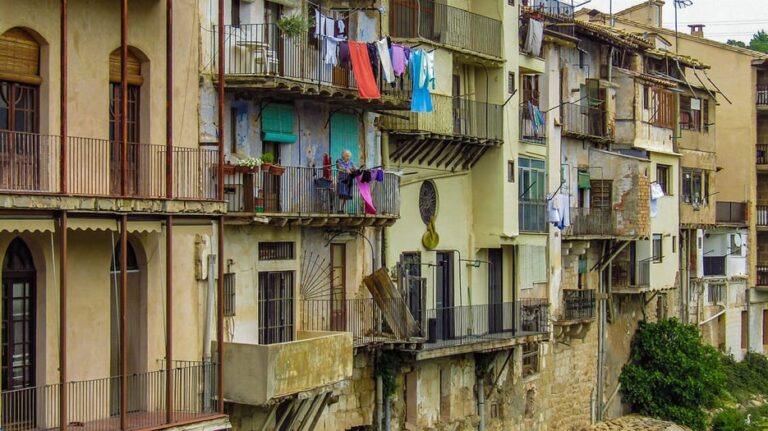 Caminar por el sendero de la justicia -- +Don Mimmo Battaglia, arquidiócesis de Nápoles