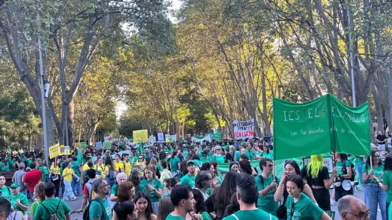 Miles de personas toman el centro de Madrid para exigir una educación pública de calidad en plena huelga de profesores -- Sara Muñoz Santelli
