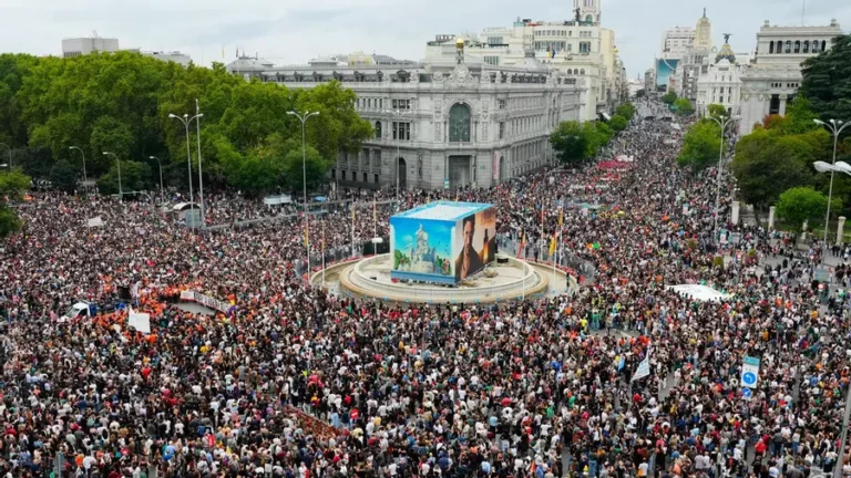 Decenas de miles de personas inundan las calles de Madrid por la vivienda: “¡Ahora toca huelga general!” --  Lourdes Barragán