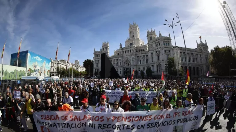 Los pensionistas escenifican su unión con la juventud en una gran manifestación en Madrid: “No vamos a aceptar una marcha atrás” -- Guillermo Martínez